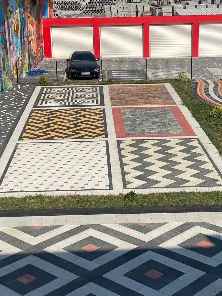 ساحة إنترلوك بأنماط هندسية ملونة